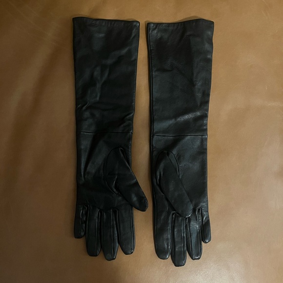 Elegant Black Leather Gloves - Picture 4 of 4